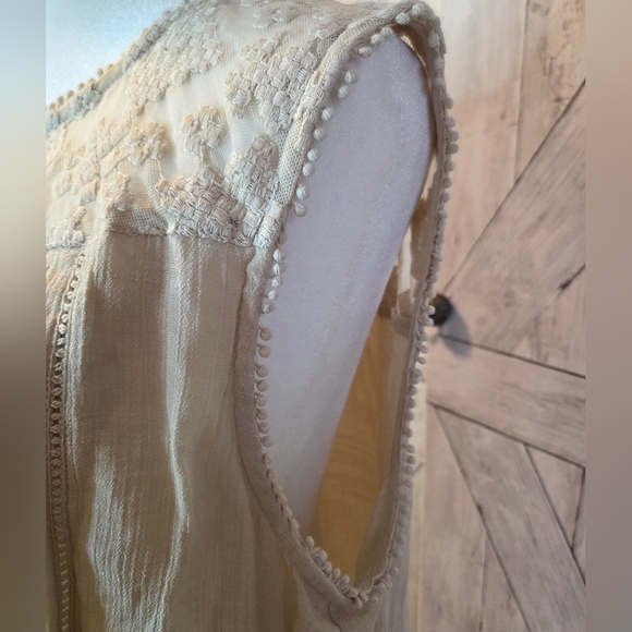 Chic Cream Embroidered Blouse - Picture 3 of 9